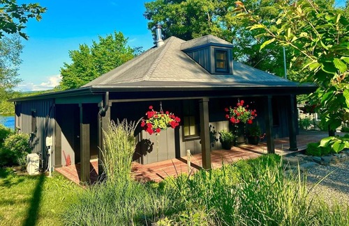 Averill Park Cabina | A spectacularly charming LAKE HOUSE on gorgeous Burden Lake!