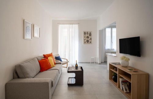 Arma di Taggia Apartamento | A step from the Beach - Roomy Apt with Sea Glimpse