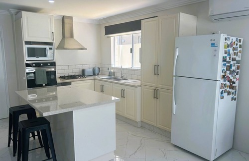 Rockingham Apartamento | A stones throw from the beach - The Sand Castle is your perfect coastal escape