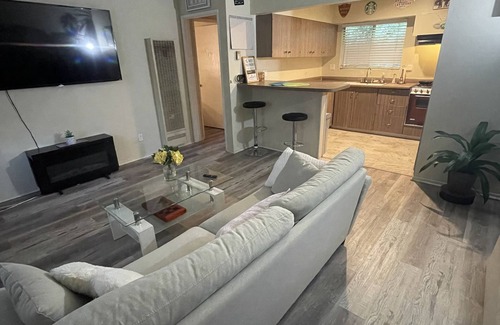 Studio City Apartamento | A Studio City Dream, pet friendly, and walking distance to Universal Studios.
