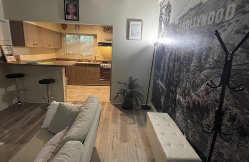 Studio City Apartamento | A Studio City Dream, pet friendly, and walking distance to Universal Studios.