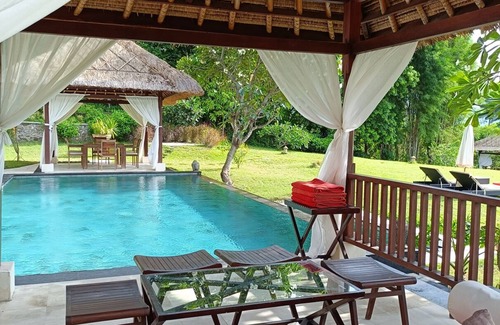 Sigar Penjalin Villa | A stunning 5-bdr villa nestled amidst swaying coconut palms and ocean views