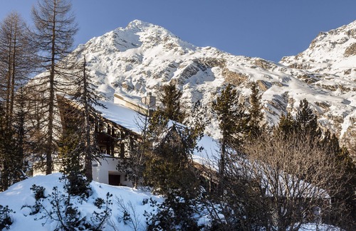 Maloja Chalet De Esquí | Un impresionante chalet de montaña recientemente remodelado cerca de St. Moritz