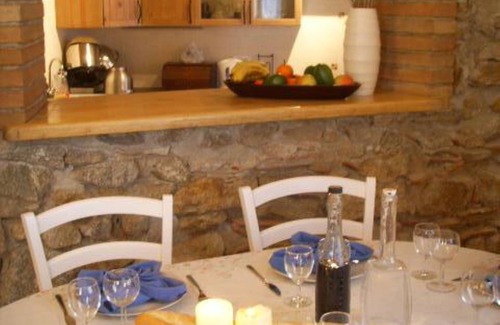 Caramany Casa | Una elegante casa ubicada en un pueblo tranquilo