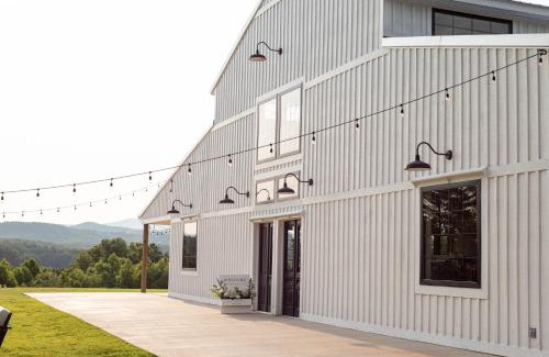 Mount Airy Apartamento | A Suite with a View + Wine