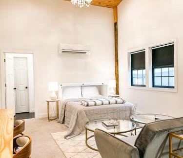 Mount Airy Apartamento | A Suite with a View + Wine
