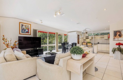 Yarralumla Casa | A sunny open stylish 3B&2B suite in Yarralumla close to Lake and shopping centre