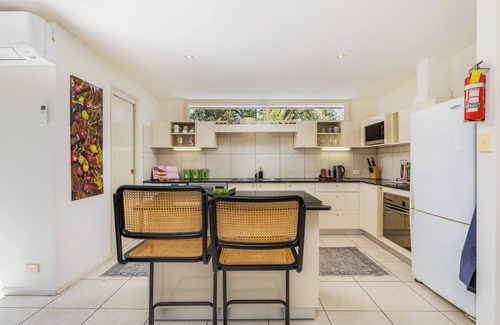 Yarralumla Casa | A sunny open stylish 3B&2B suite in Yarralumla close to Lake and shopping centre