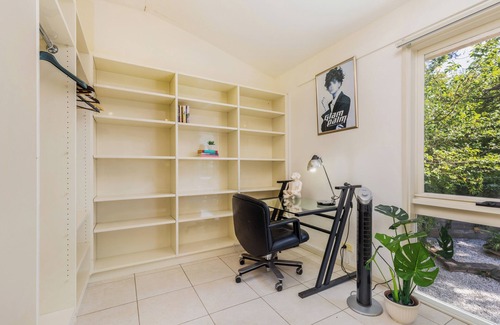 Yarralumla Casa | A sunny open stylish 3B&2B suite in Yarralumla close to Lake and shopping centre