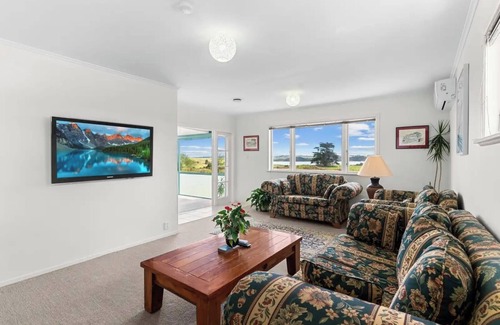 Kaiwaka Casa | A symphony of rural and sea views!