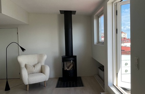 Centrum Apartamento | A top floor duplex with city views and chimney