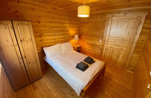 Gorebridge Cabina | A traditional Scandinavian style lodge, with stylish wooden interior decorated with a Scottish theme