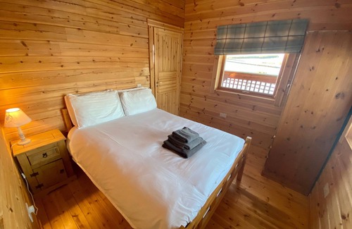 Gorebridge Cabina | A traditional Scandinavian style lodge, with stylish wooden interior decorated with a Scottish theme