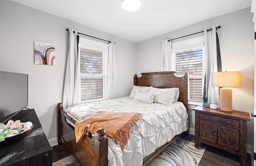 Rosedale Casa | A Tranquil Oasis Bungalow