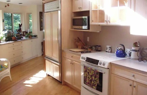 Guilford Casa | A TREETOPS Retreat! Sleeps 10-12, perfect for large gatherings. Seasonal POOL!