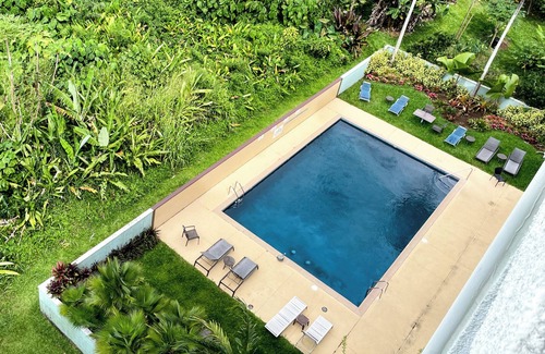 Hilo Condominio | A Tropical Paradise 2 Bed/1bath. Stunning Bay and Ocean Views