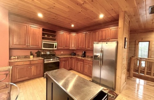 Tellico Plains Cabina | A true log cabin with 360 degree mountain views - Pet and Motorcycle friendly! 5 Bedroom Cabin by RedAwning