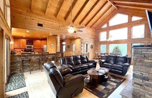 Tellico Plains Cabina | A true log cabin with 360 degree mountain views - Pet and Motorcycle friendly! 5 Bedroom Cabin by RedAwning