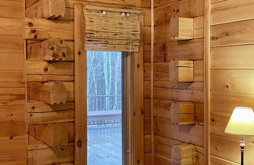 Tellico Plains Cabina | A true log cabin with 360 degree mountain views - Pet and Motorcycle friendly! 5 Bedroom Cabin by RedAwning