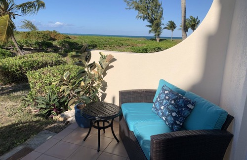 Wheeland Settlement Condominio | Aislado tranquilo 1 dormitorio planta baja frente al mar!