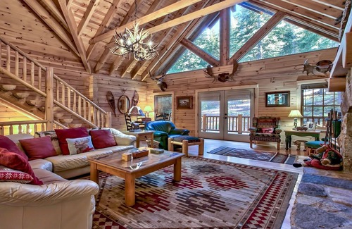 Pioneer Trail Casa | Un verdadero registro de Tahoe rodeado de bosque