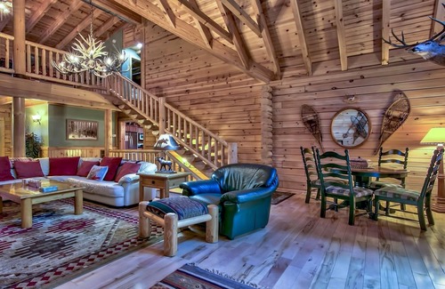 Pioneer Trail Casa | Un verdadero registro de Tahoe rodeado de bosque