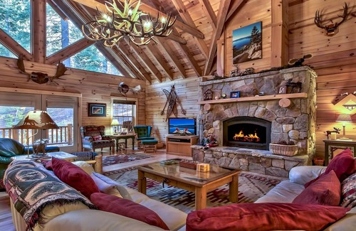Pioneer Trail Casa | Un verdadero registro de Tahoe rodeado de bosque