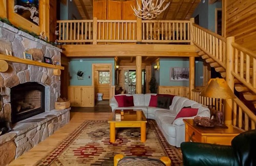 Pioneer Trail Casa | Un verdadero registro de Tahoe rodeado de bosque