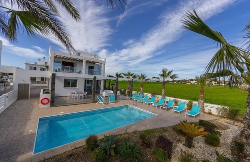 Pervolia Villa | Verdaderamente espectacular FirstLine Sea Front Villa en el hermoso pueblo de Pervolia