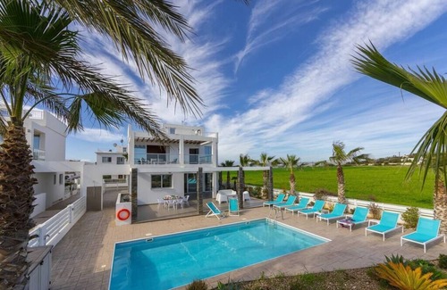 Pervolia Villa | Verdaderamente espectacular FirstLine Sea Front Villa en el hermoso pueblo de Pervolia