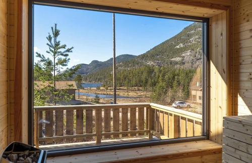 Kviteseid Casa | A unique and modernly furnished holiday villa! Quietly located with a view of Lake Vråvatn. Suitable for 8 people.