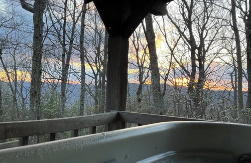 Piper Gap Cabina | A Unique Bed and Breakfast...Log Cabins, with Hot Tubs and Breakfast Delivered Each Morning :)