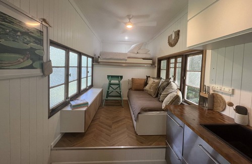 Tuntable Creek Apartamento | A unique stay in a freighter truck house surrounded by nature