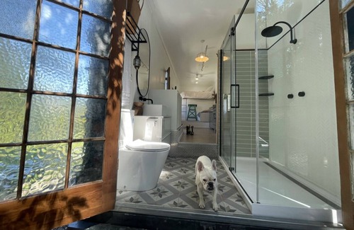 Tuntable Creek Apartamento | A unique stay in a freighter truck house surrounded by nature