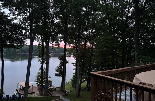 Bracey Casa | A Ward Winning ViewsnFabulous 5-bedroom house on Lake Gaston - Great Creek