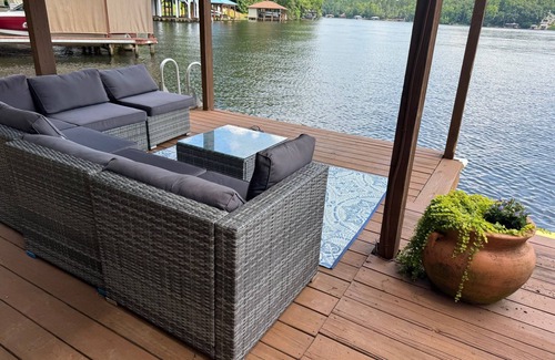 Bracey Casa | A Ward Winning ViewsnFabulous 5-bedroom house on Lake Gaston - Great Creek