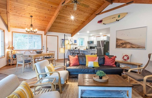 Manzanita Casa | A Wave Away, close to the beach, dog friendly, one level!