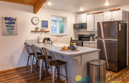 Manzanita Casa | A Wave Away, close to the beach, dog friendly, one level!