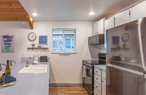 Manzanita Casa | A Wave Away, close to the beach, dog friendly, one level!