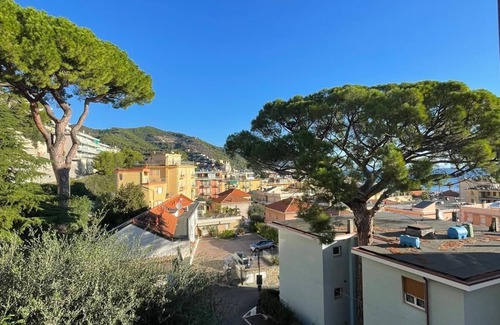 Laigueglia Apartamento | A window to the sea three minutes' walk from the sea view beach