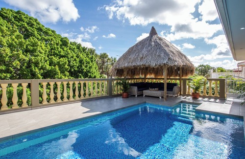 Willemstad Villa | Una maravillosa villa familiar céntrica con piscina privada y apartamento.