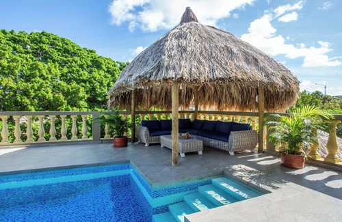Willemstad Villa | Una maravillosa villa familiar céntrica con piscina privada y apartamento.