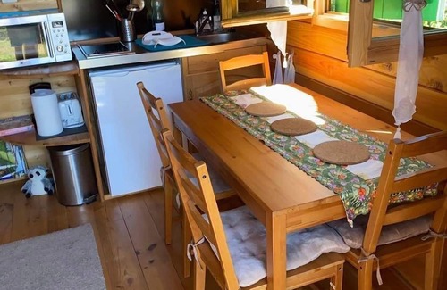 Cublac Chalet De Esquí | Una cómoda cabina de madera, ducha y WC y 160 camas.
