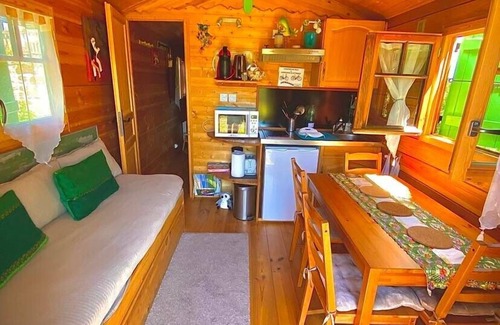 Cublac Chalet De Esquí | Una cómoda cabina de madera, ducha y WC y 160 camas.