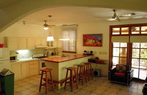 Playa Guiones Condominio | Ubicación A1, en el océano, a pie del mejor surf / restaurantes / tiendas