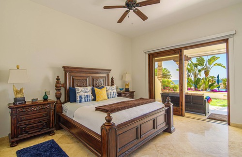 Buzzards Condominio | A103 Oceanview 2BD Condo with the Beachfront Club and Fitness Center Access