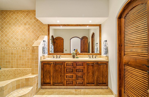 Buzzards Condominio | A103 Oceanview 2BD Condo with the Beachfront Club and Fitness Center Access