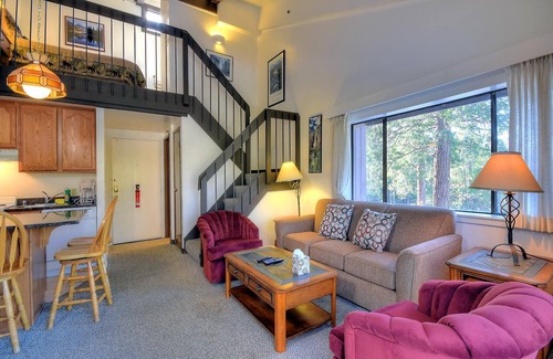 Yosemite West Condominio | Loft Condo A212 tiene dos niveles con un espacio abierto (no hay dormitorios)