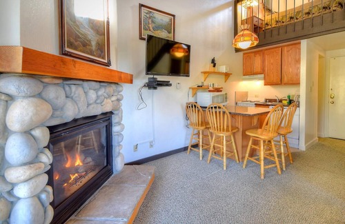 Yosemite West Condominio | Loft Condo A212 tiene dos niveles con un espacio abierto (no hay dormitorios)