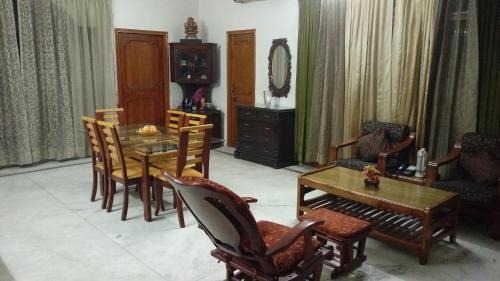 Gomti Nagar Apartamento | Aadhaar